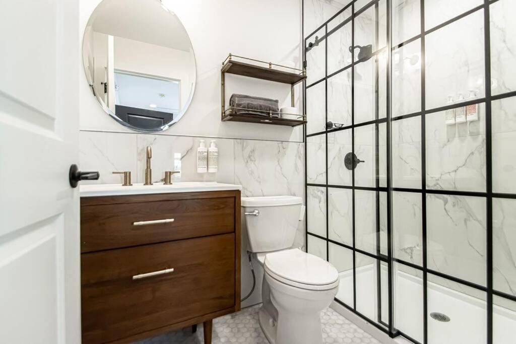 King Bed Stylish Studio In Heart Of Downtown Room # 200 Хот Спрингс Екстериор снимка