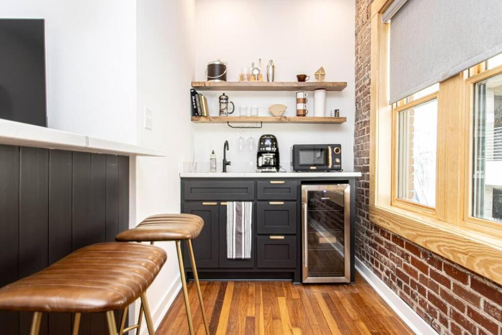 King Bed Stylish Studio In Heart Of Downtown Room # 200 Хот Спрингс Екстериор снимка